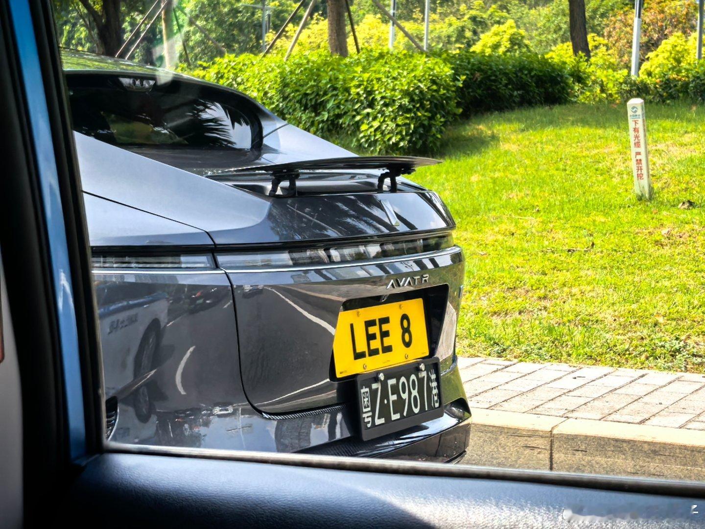 第一次来深圳发现辆右舵阿维塔这个一位数字的香港牌照再加上外企黑牌感觉很厉害的样子