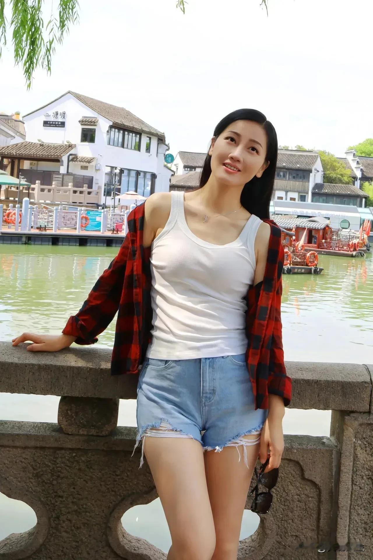 𝐇𝐢 𝐌𝐨𝐧𝐝𝐚𝐲
夏，意犹未尽；
       秋，姗姗来迟。