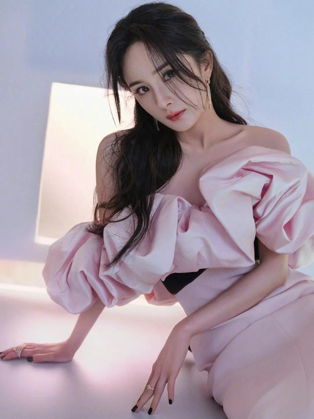 杨幂粉色抹胸长裙梦回夏晚晴， 从发型到服装都幻视了，又看到我的千金大小姐！幂姐这