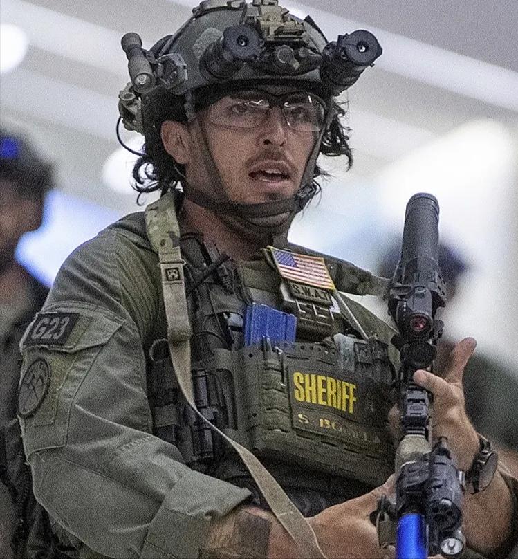 那个美国警察是真敢说，直接把美利坚的遮羞布给扯下来了。所谓的自由灯塔，压根不是什