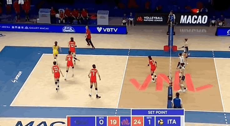 中国女排与意大利女排的第二局比赛，中国女排19-24落后，正是每分必争的时候，对