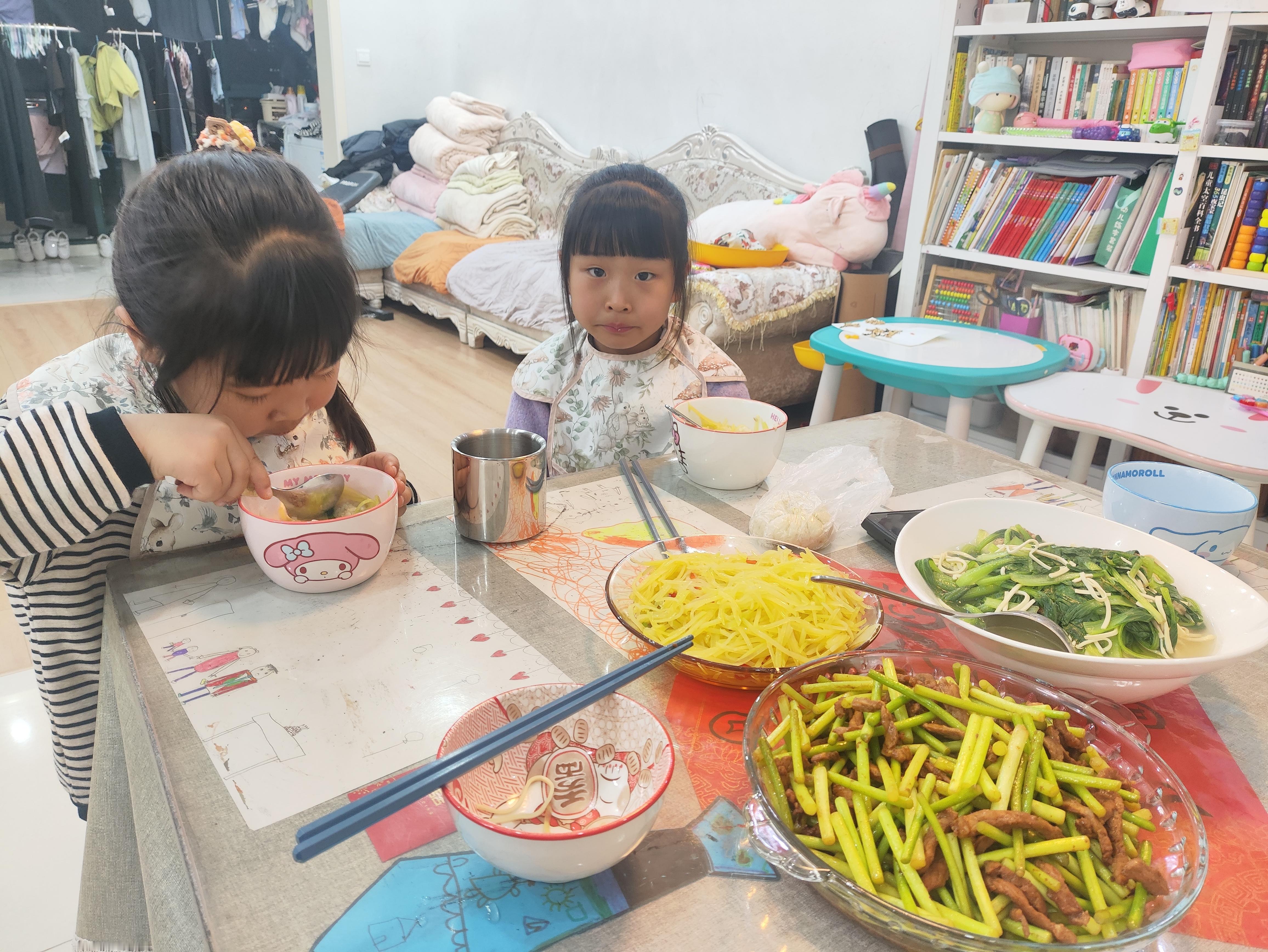 琦妙依吃兰么 好好吃饭