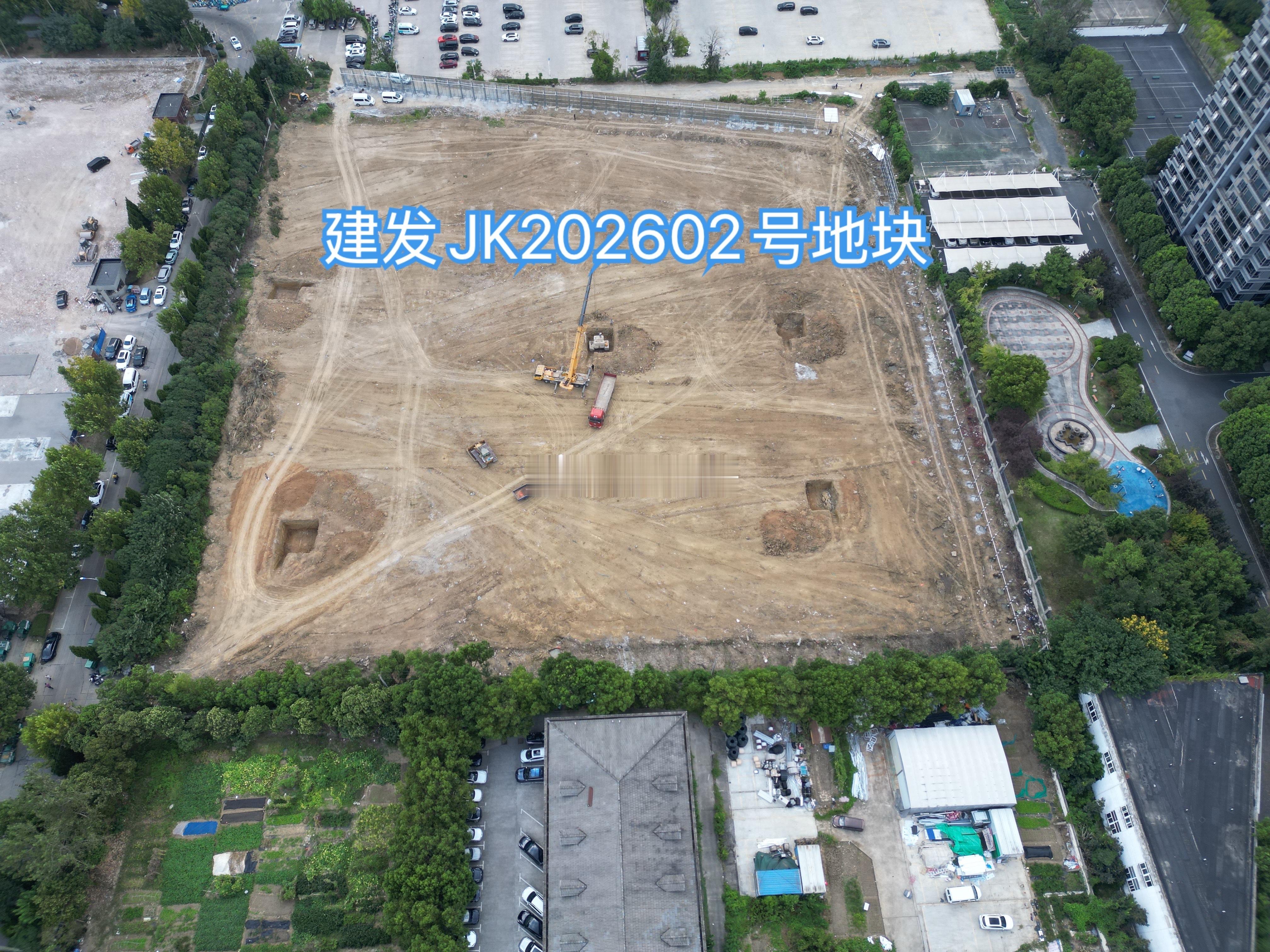 最新消息：建发经开区JK202602号地块，已开工建设。最新地块（下图）已平整，