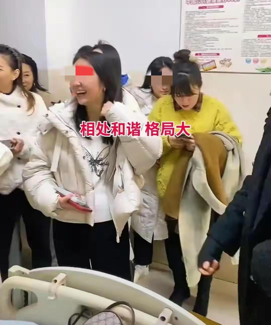 这个男子长了湖南男人的脸，他也生病住院，谁知道来看望他的人，那是络绎不绝呀，15