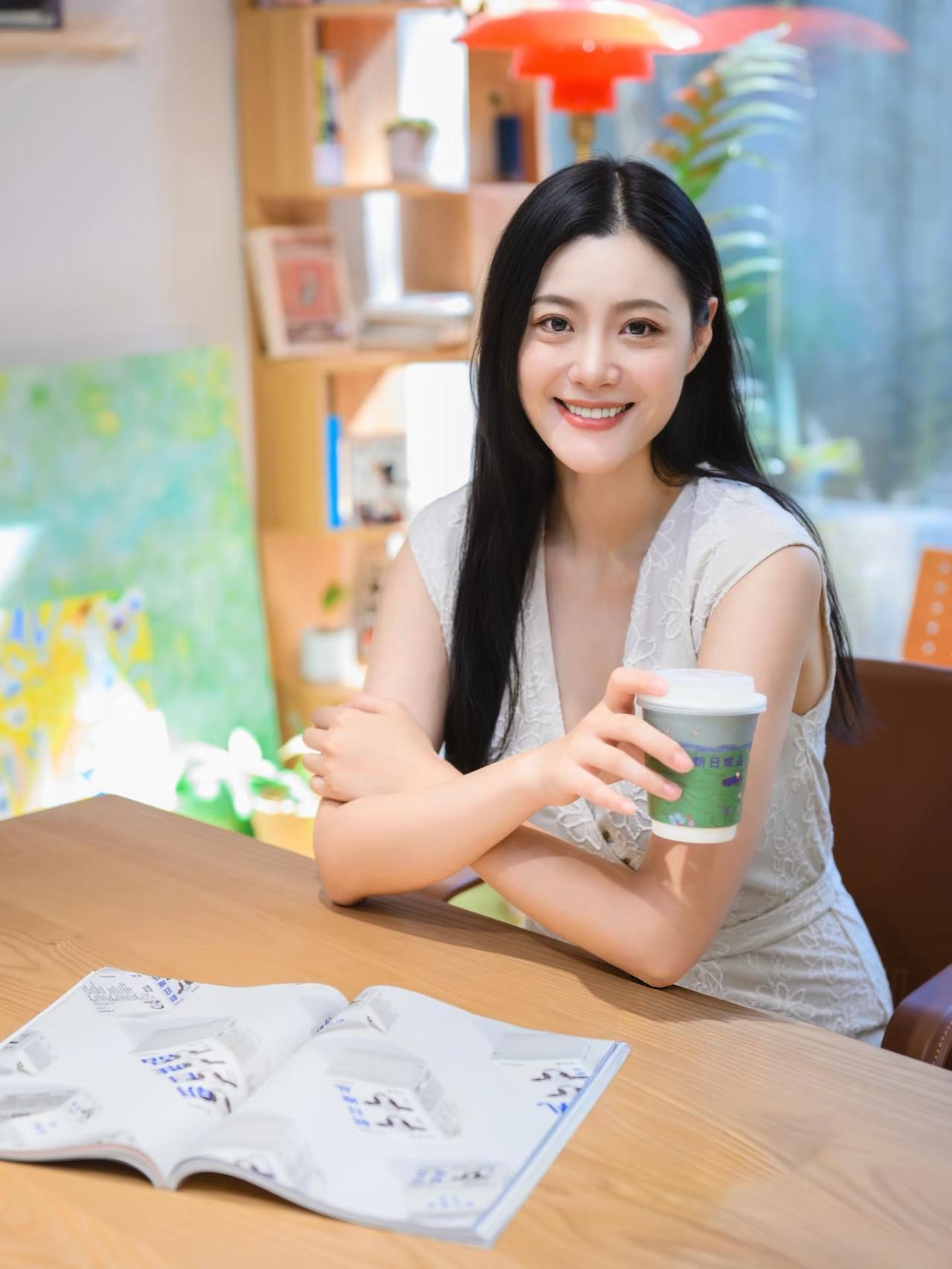 什么样的穿搭可以成为气质女神?淡淡的妆容，简单的白色连衣长裙，展现出了美女优雅温