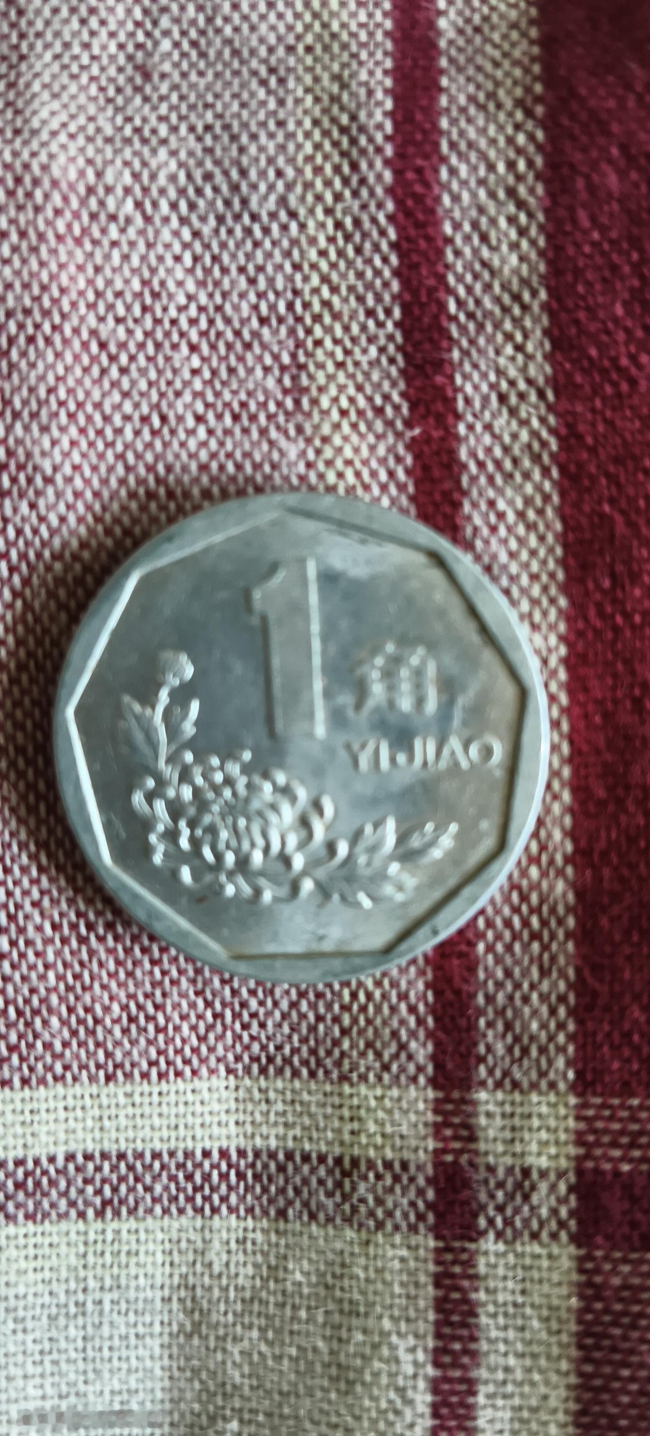 阿嬷的灶台，藏着岁月与时代。
小时候守在柴火灶边，早年凭粮票换粗粮，白面馒头只有