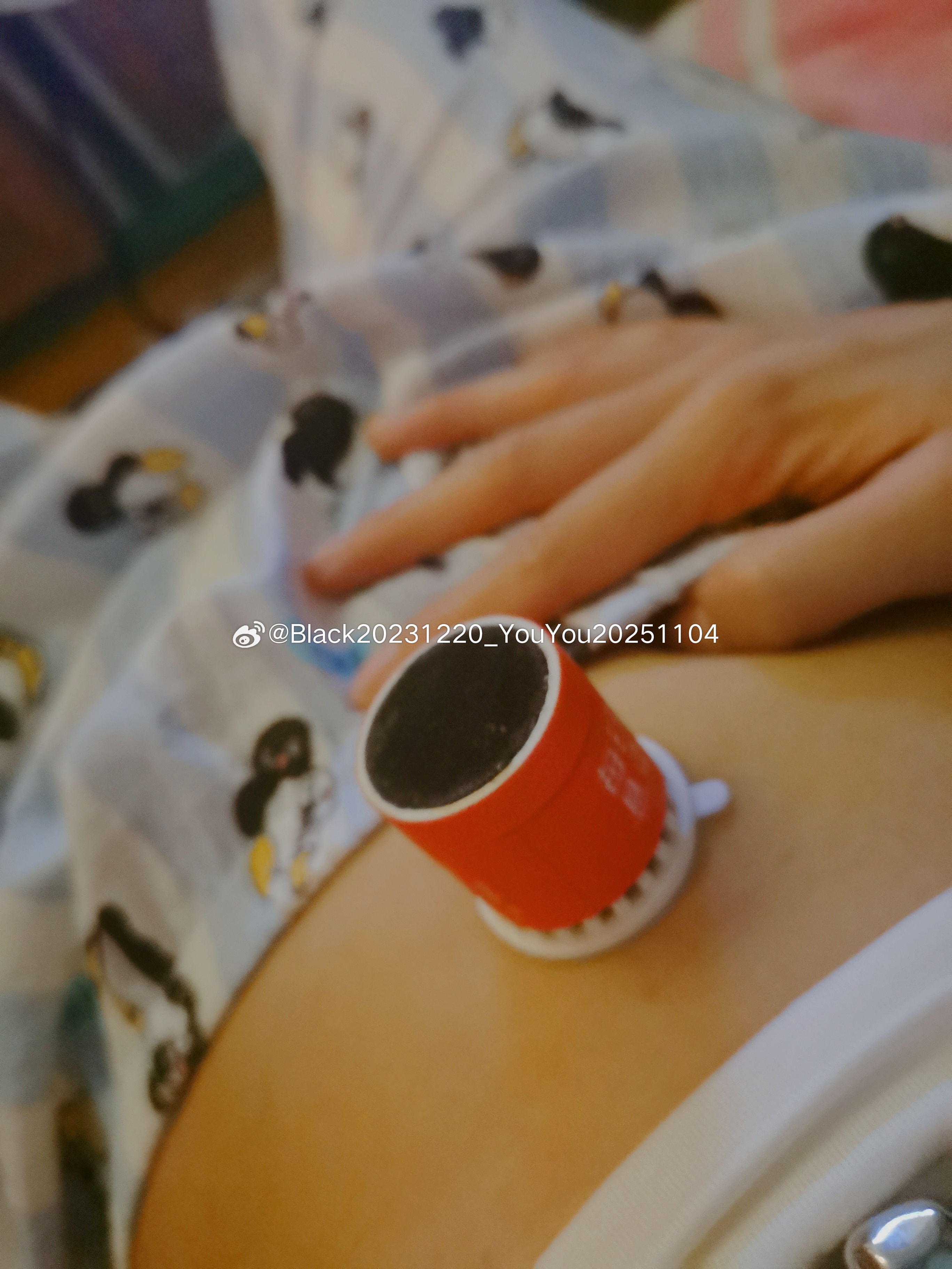 外面暴雨倾盆窝在沙发上 喝着除湿茶 撸着大儿 舒舒服服追剧 顺便灸一灸