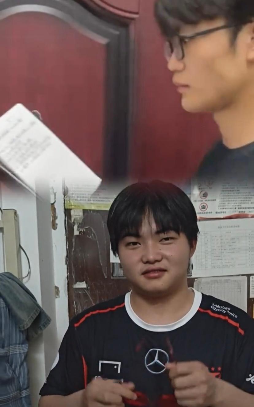 现在各种选手分身都出来整活了，我看评论就模仿 faker摆一个手势，直播间就两万