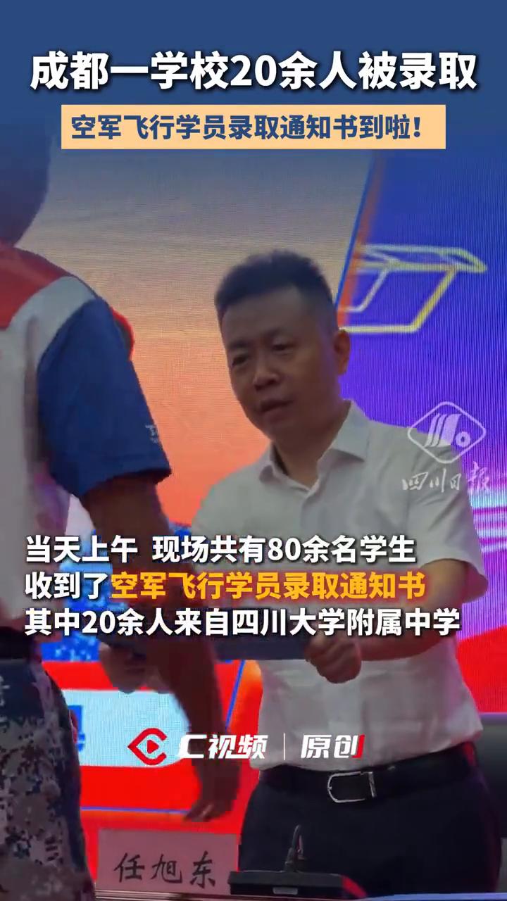 我的蓝天梦想起源于小时候在家里看运行频道，当时觉得飞行员特别的帅，他们开的飞机很