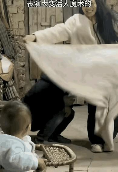 有人居然还在纠结这个魔术是怎么变的，我觉得这样会给孩子幼小心灵一种误导，认为爸爸