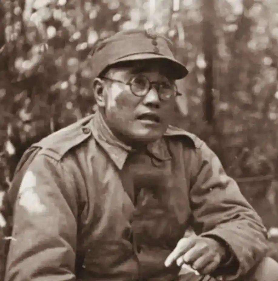 1961年深冬的北京街头，一位面容沧桑、身着中山装的中年人站在功德林监狱大门前，