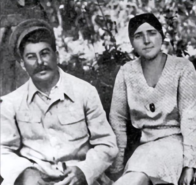 斯大林把烟头扔到妻子脸上，当天夜里，她的房间就传出了枪响

宴会厅的喧嚣中，斯大