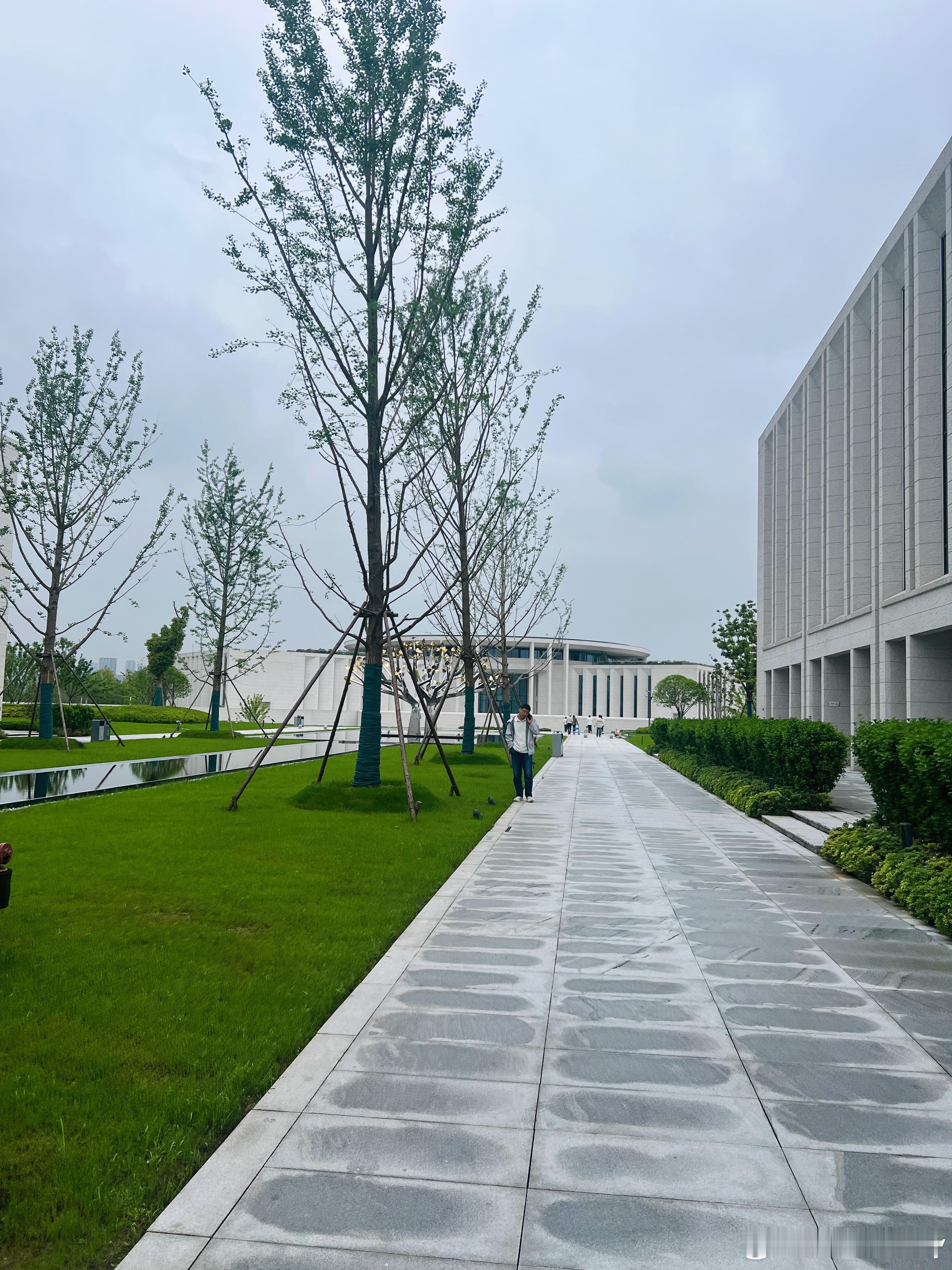 半年没来岚图，这么高级了 武汉