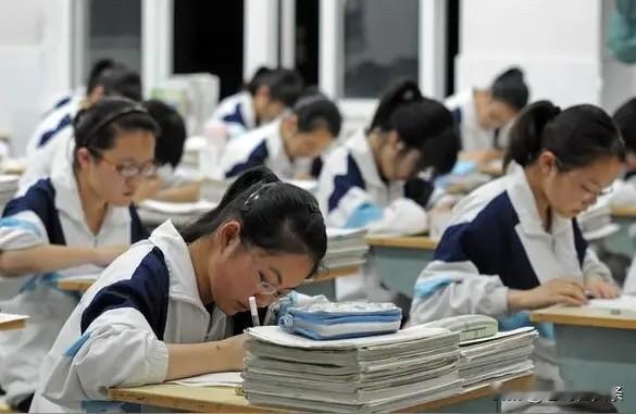 我也不支持取消重点班。
虽说2026年4月教育部开展阳光招生专项行动，多地实行全