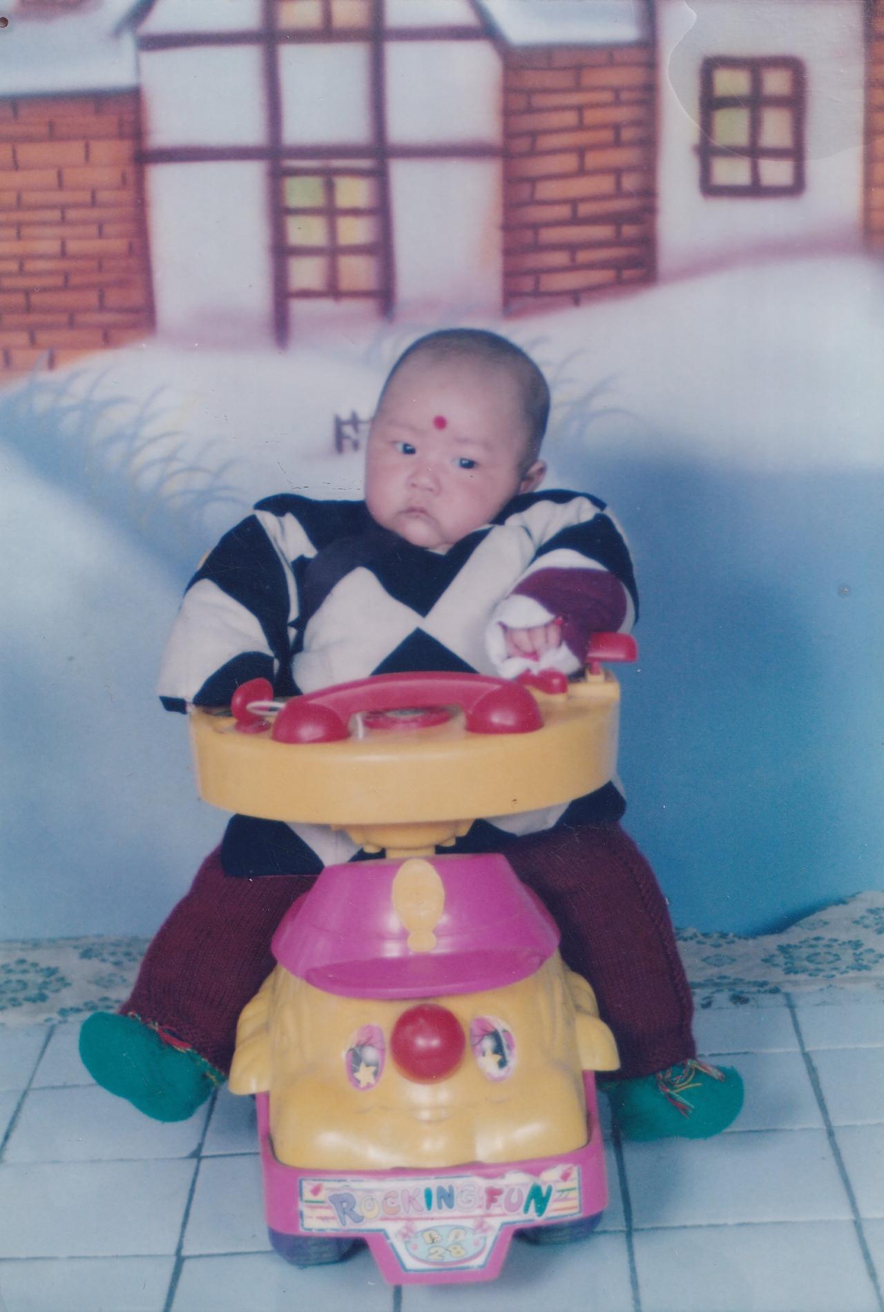 曹可，男，1998年12月11日出生，右锁骨处有胎记，右小腿有缝针疤痕。2001