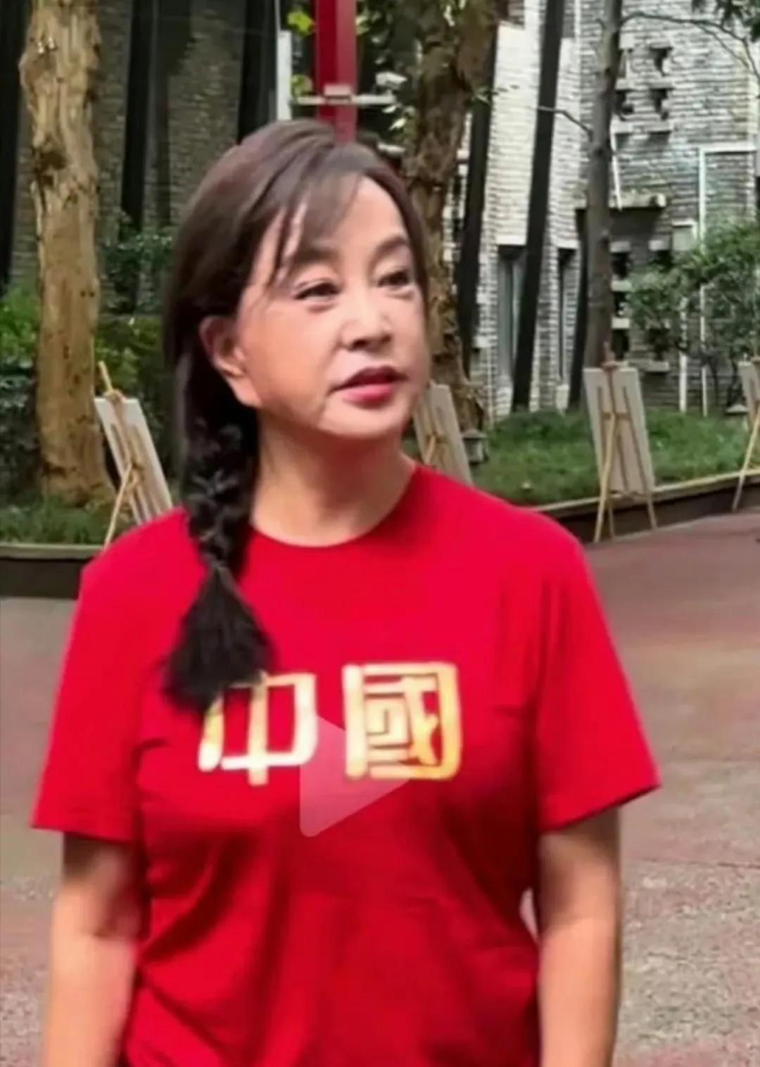 刘晓庆美颜相机下的真实容颜，美不胜收！刘晓庆素颜镜头下照样魅力不减，显露出她独有