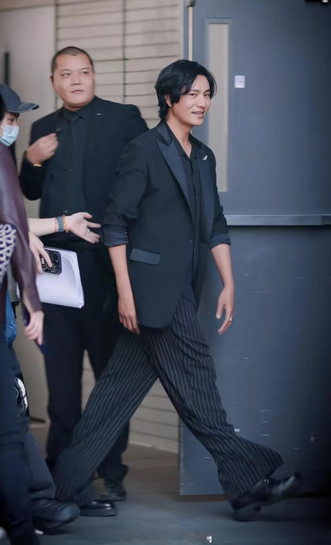 蜀都街拍看到了陈坤，陈坤的颜值真的很逆天了，保质期太长了，他确实有一种贵公子的气