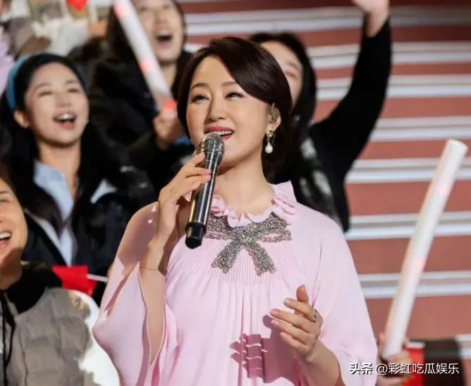 杨钰莹中秋晚会翻红是注定的，她到了当奶奶的年纪依然甜美，不光外形甜美嗓音也一样甜
