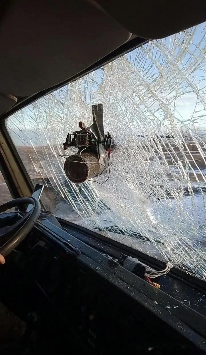 “走狗屎运”的俄军：这辆UAZ-452面包车里的俄军士兵简直运气太好了，一架乌军