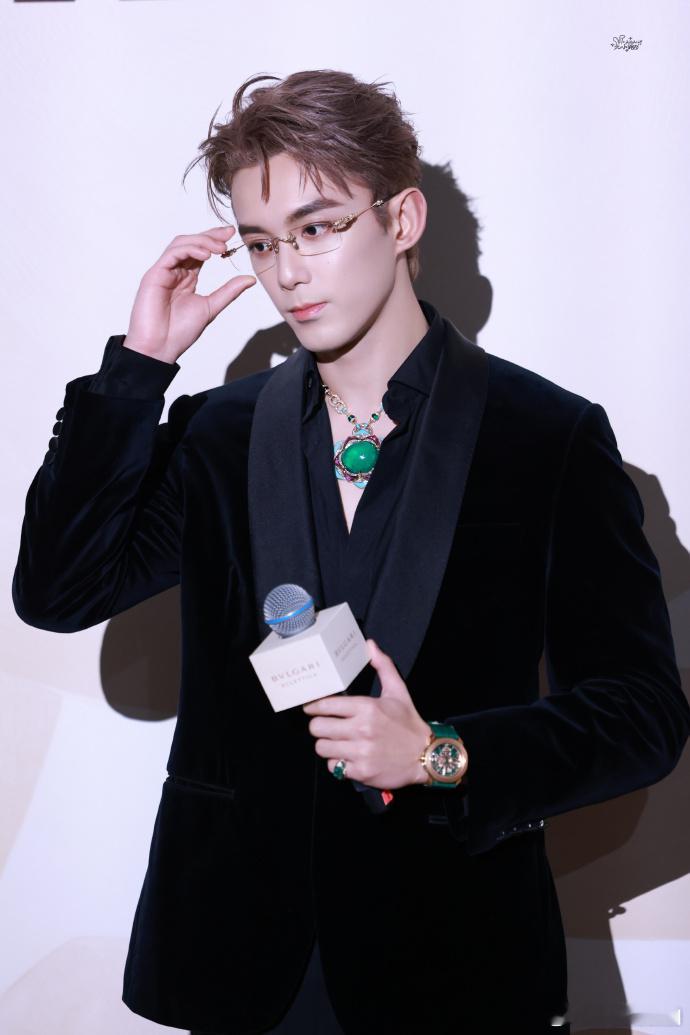 吴磊熟男总裁既视感上海BVLGARI高级展览活动，吴磊交出风格亮眼的现场表现，褪