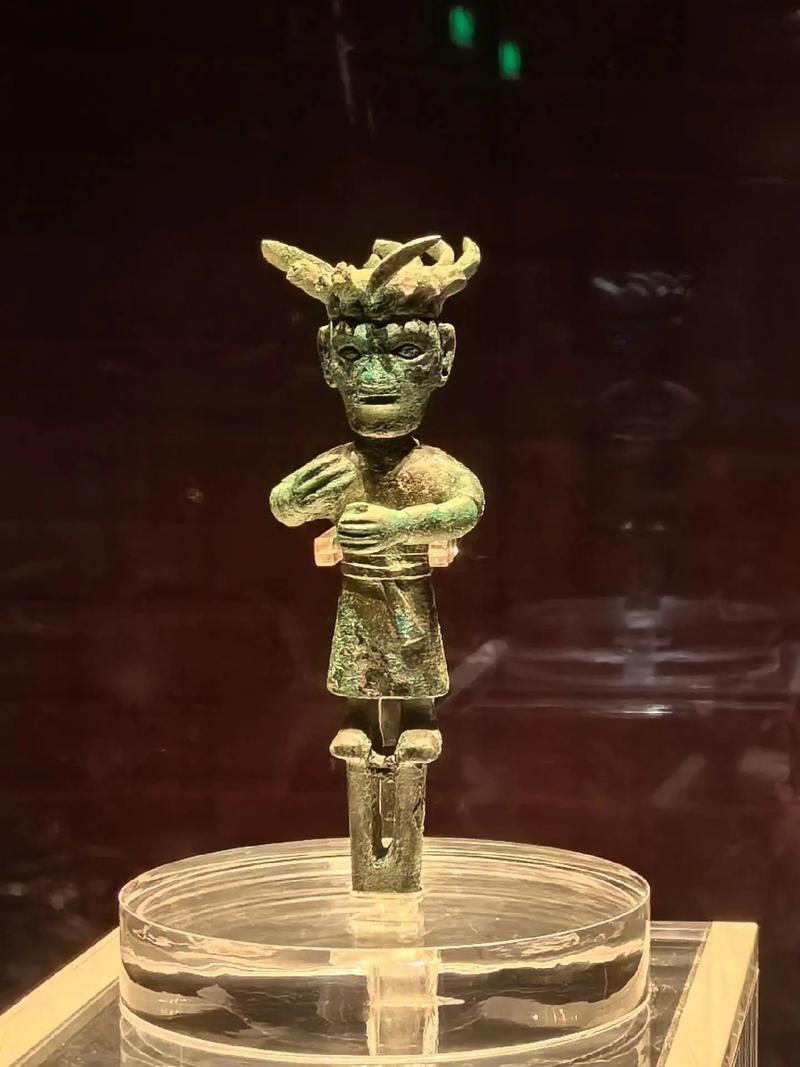 1. 血缘与权力的平移

学术界普遍认为，金沙遗址是继三星堆之后的古蜀国政治、文