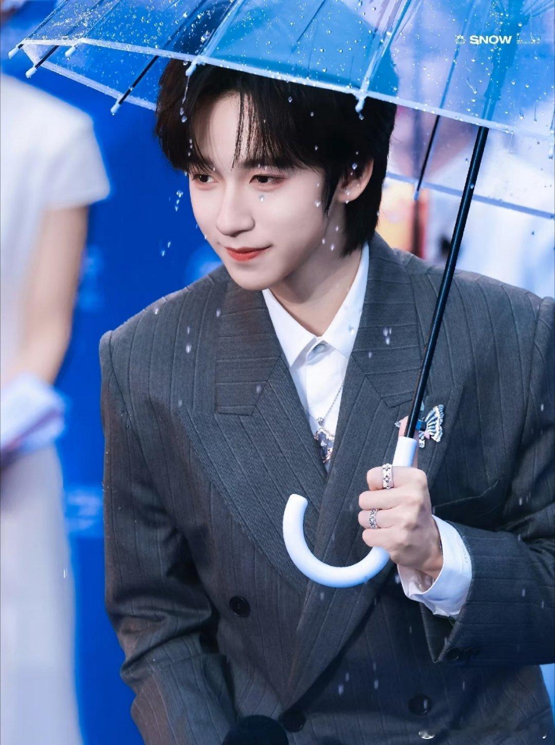 贺峻霖贺峻霖的颜值无需质疑，每一个角度都非常精致，不仅精致 时尚感还非常好，属于