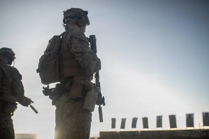 3月24日，据社交网站报道，美国在阿拉伯海“的黎波里”号两栖攻击舰上进行射击训练