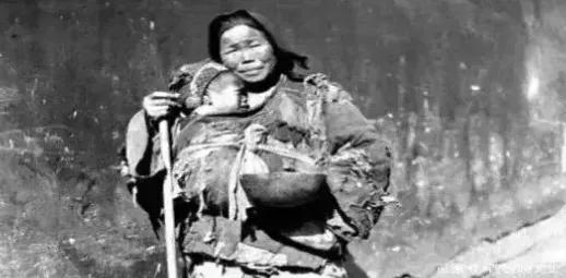 1939年，敌人紧追一个抱着孩子的少妇，眼看就要追上，少妇突然解开上衣扣。没想到