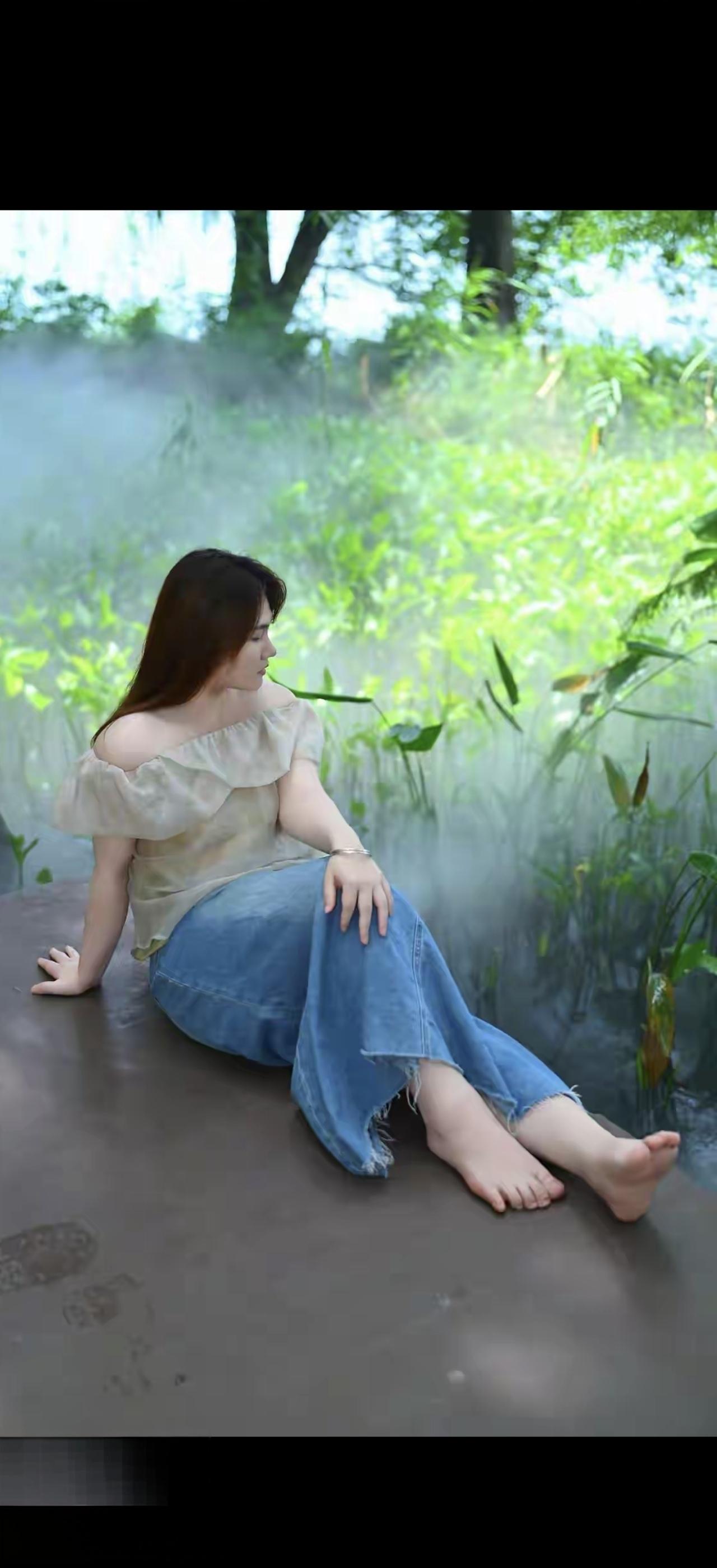 绿意盎然间，静坐思悠然。