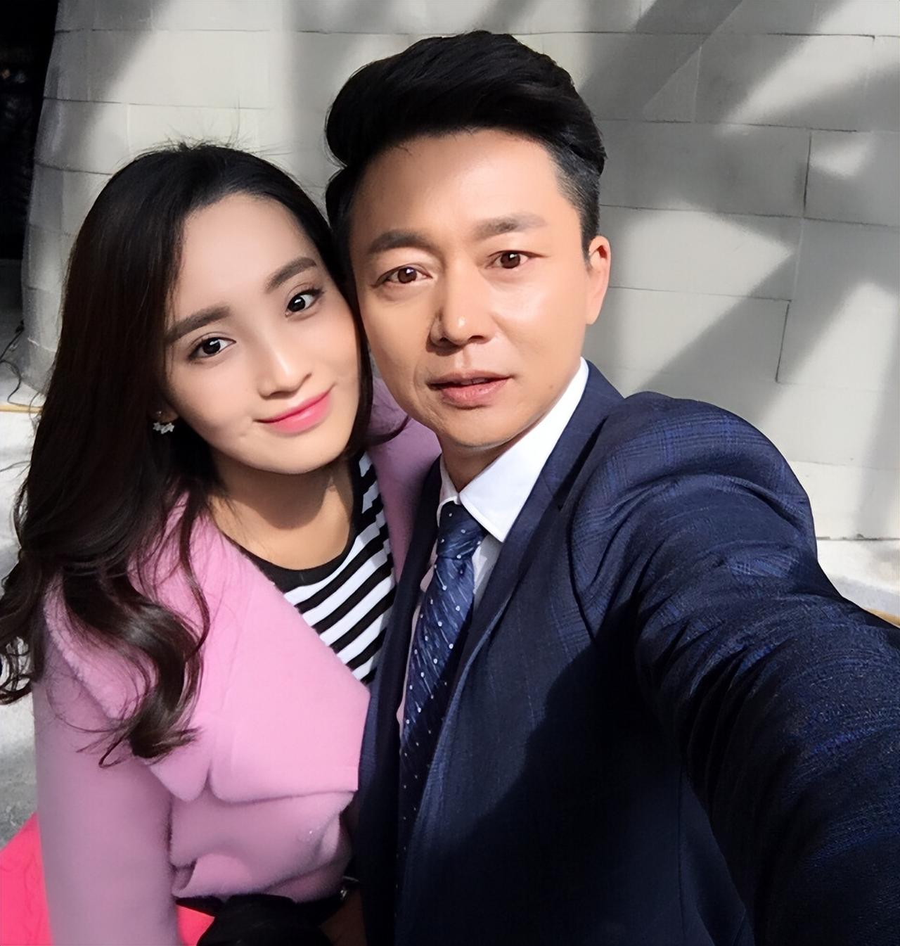 2001年，刘奕君看着铁了心要离婚的妻子说：离婚可以，不过我有一个要求，等他说完