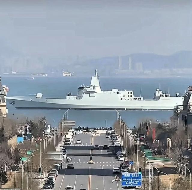 055到底有多大？如果是在大海上，单独看1艘12500吨的军舰，跟一艘1400吨