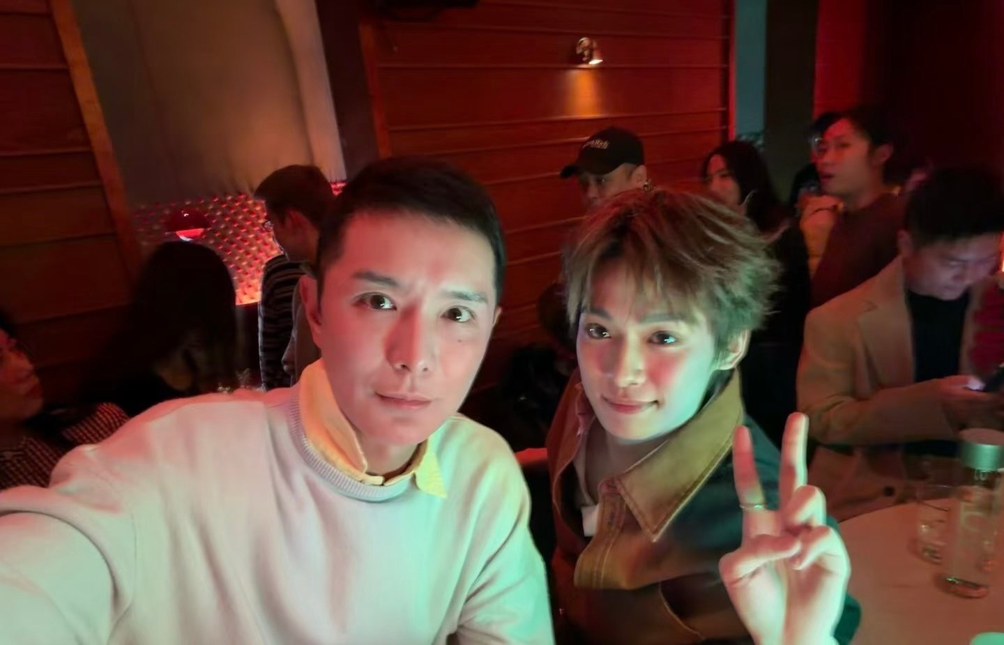 梓渝参加完vogue的年会，刘冲发了合照后又关注他了众所周知时尚主编不做多余的事