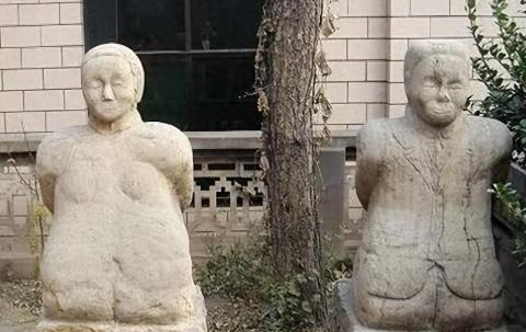 2005年，汪精卫的儿子回国祭拜。竟然在中山陵附近发现父母的跪像，在即将告别的那