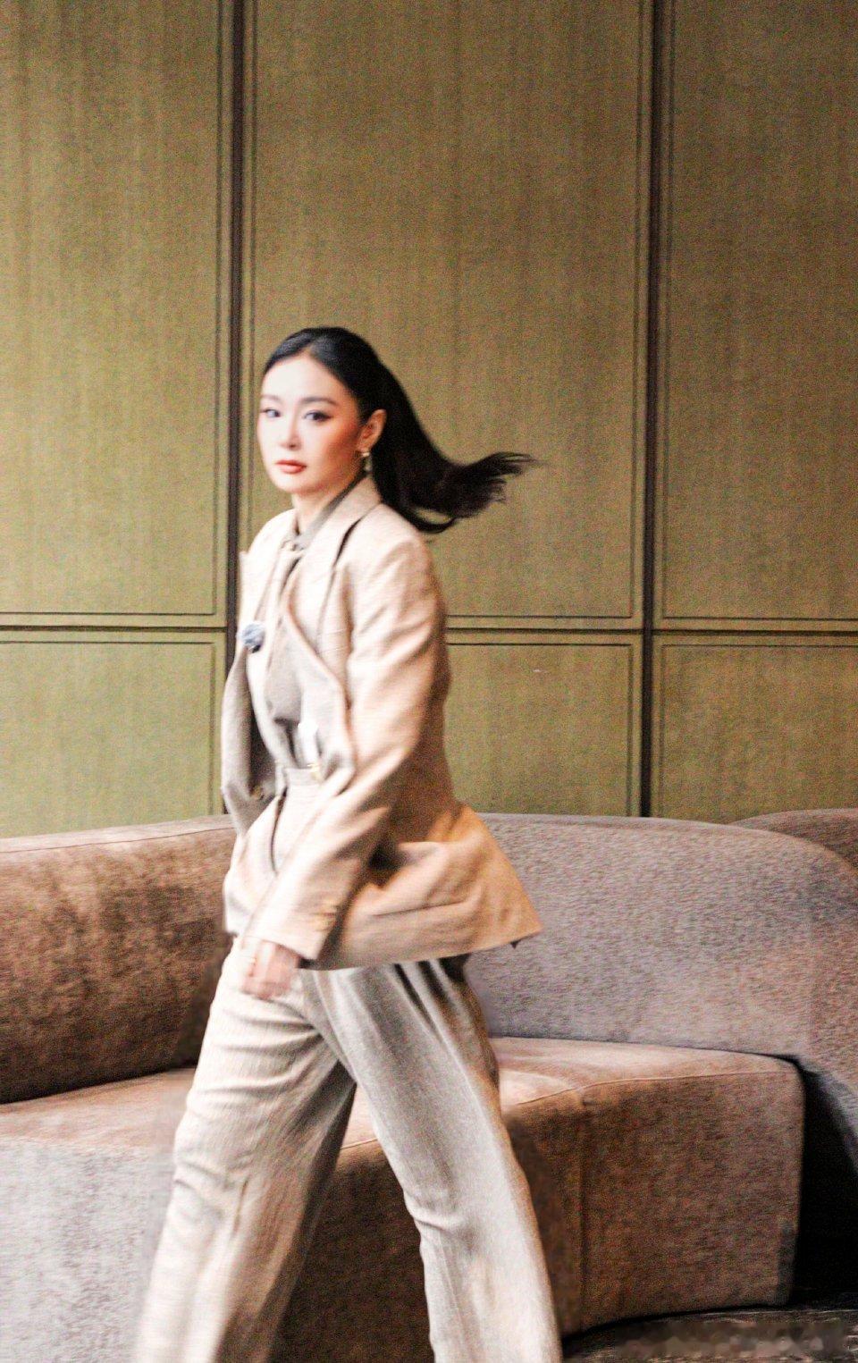 别人顺手牵羊高叶顺手牵狗路人的小柯基被她一顿猛撸，临走还想牵走，这爱狗属性藏都藏