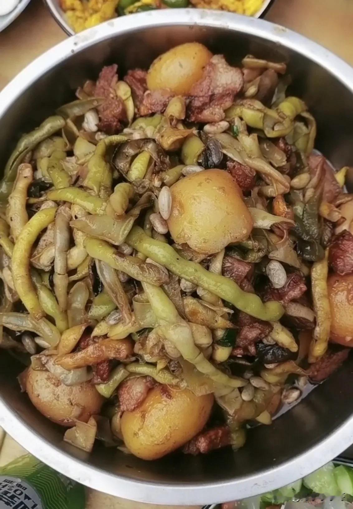 这桌子饭菜，可能只有东北农村长大的孩子才会懂的味道吧化肥种出来的菜好吗?
