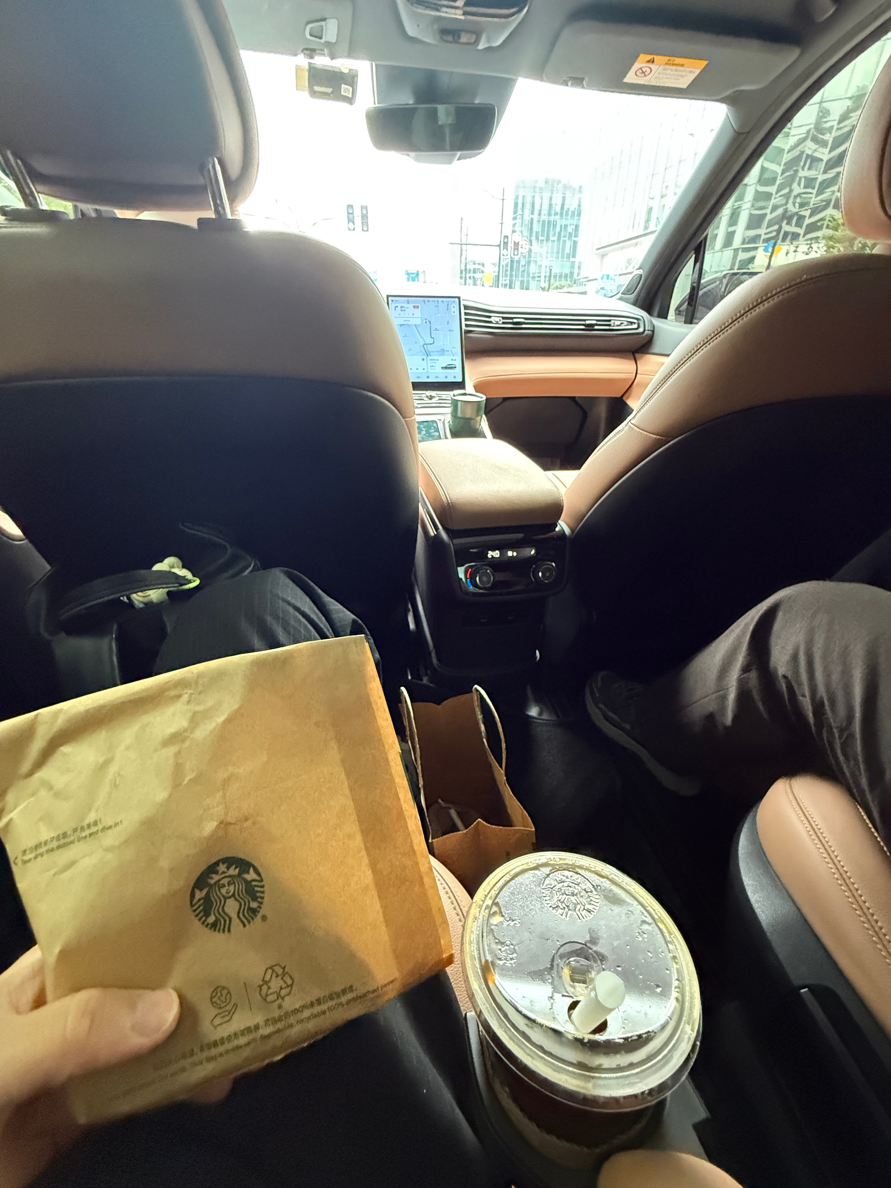 忙到爆炸，不是在会议室就是在车里，老 ES8 上吃个午饭  ​​​