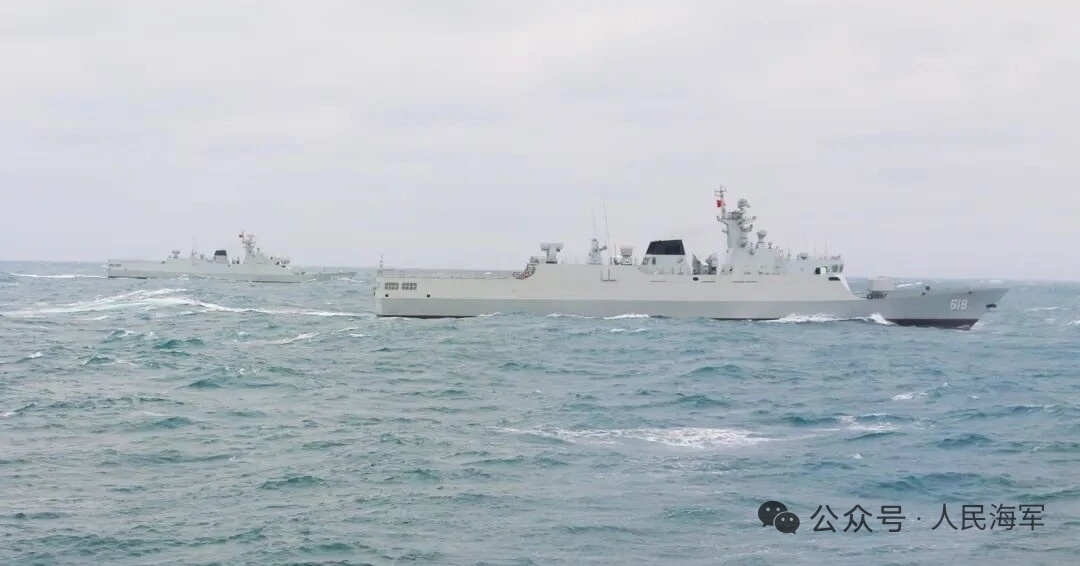 海上的054A、056A、22导快岸上鹰击-12B发射车等协同训练“敌”无人艇：