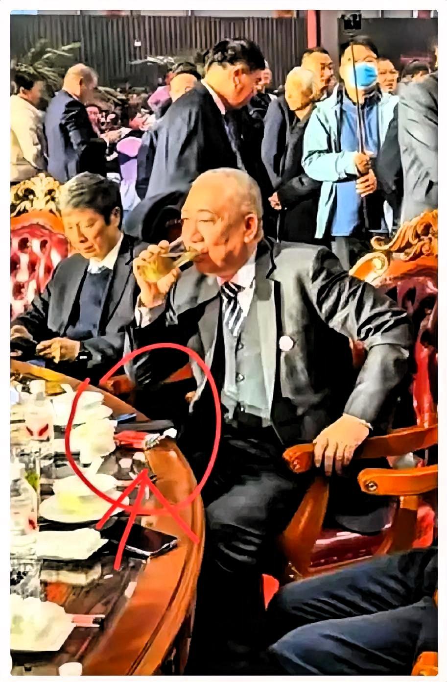 年会现场，大家都在看。

不知道大家有没有发现崔培军有些特别，明明那么有钱，但是