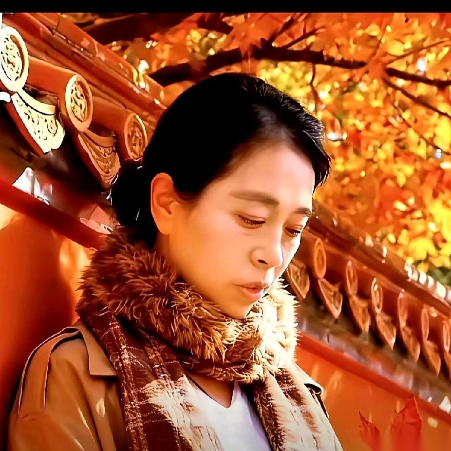 终于！
那张一直藏在口罩后面的脸，露出来了。
还记得她当初放的话吗？“等我摘下口