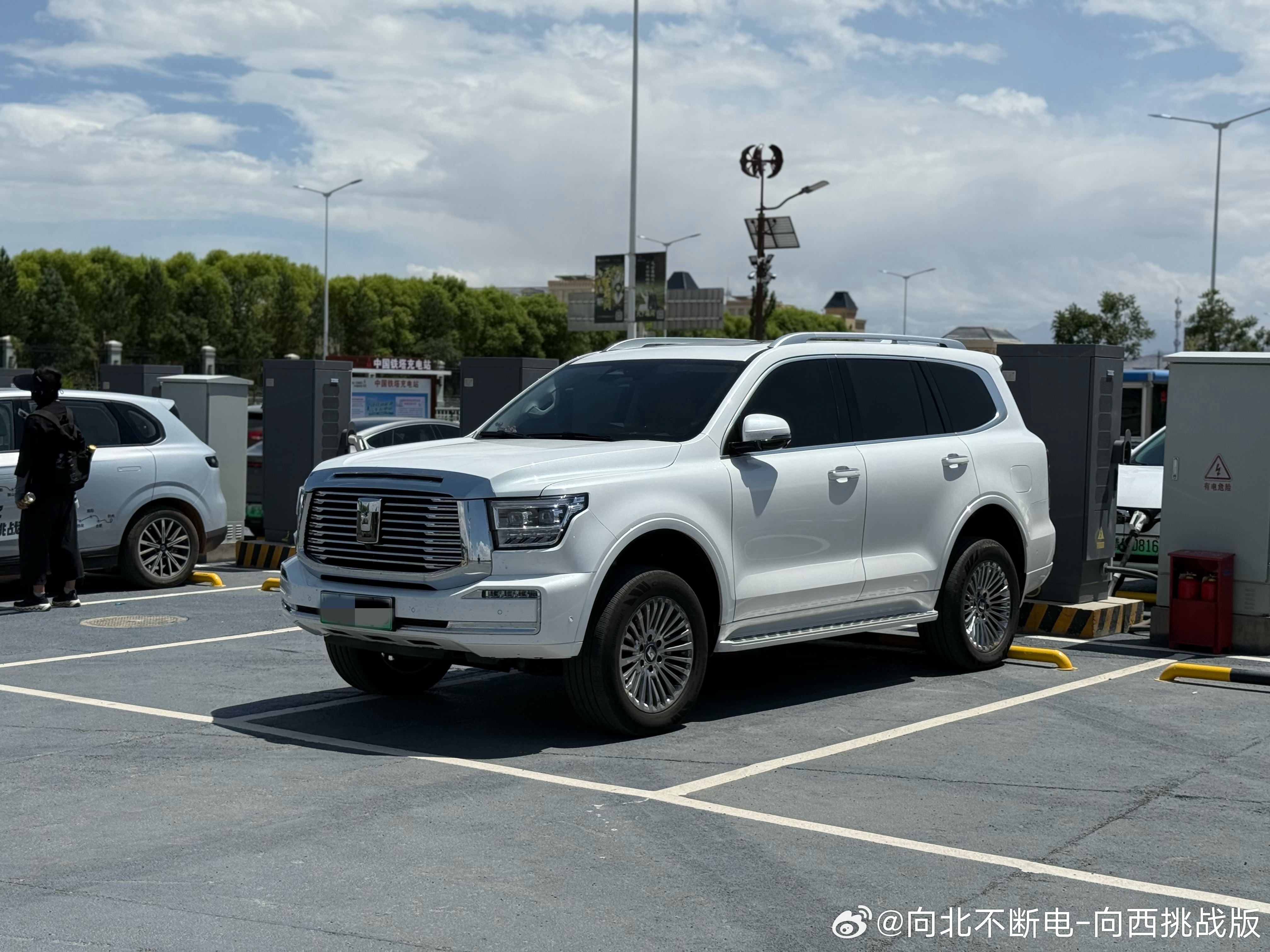 请选出你眼中，嘉峪关景区停车场最好看的三辆车，并排序。 ​​​