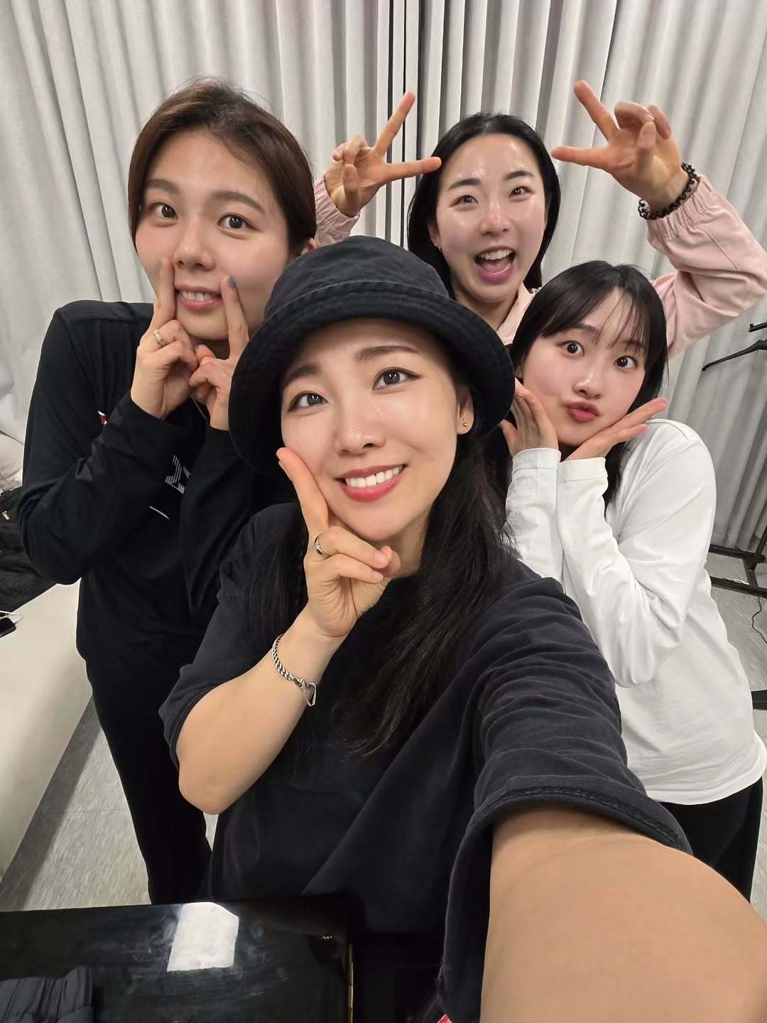 蔡侑玎、孔熙容、金昭映、李龙大将合作演唱羽毛球应援歌曲《Turn it up》，