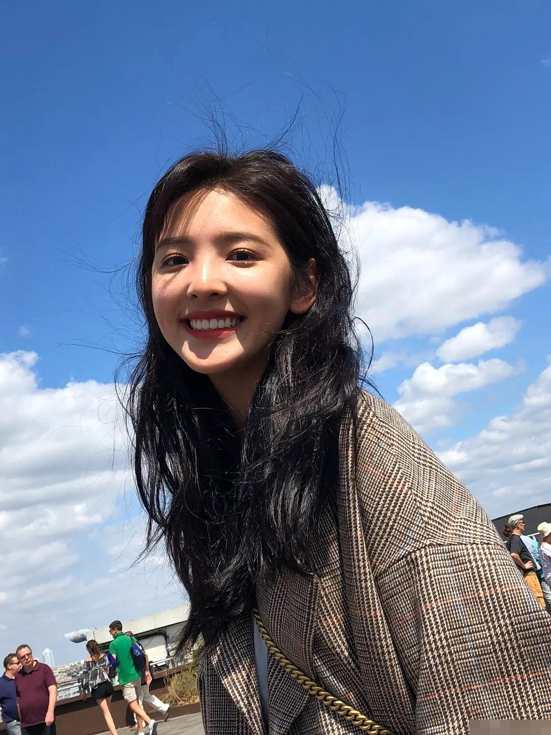 章若楠绝对能靠实力在演艺圈站稳脚跟。
她原生家庭条件普通。作为长女她早早承担家庭