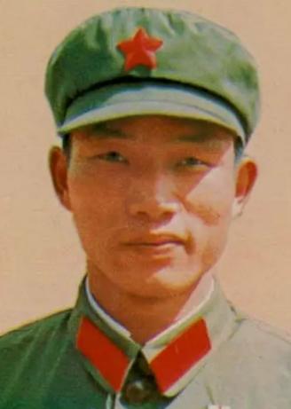 1984年4月，老山54号高地，尖刀班长尹光忠抓住一根竹子，利用弹性跳进了堑壕，
