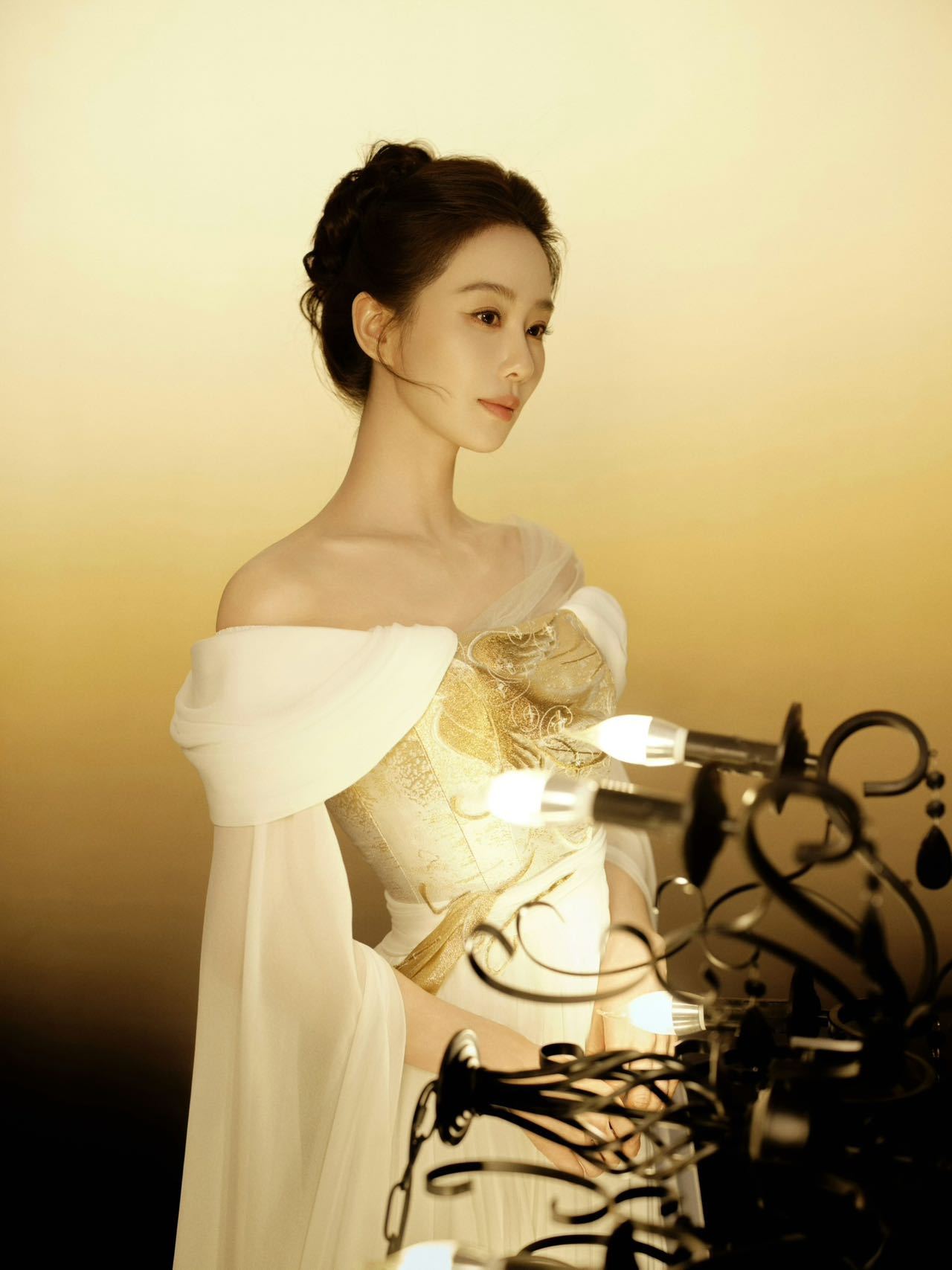 刘诗诗天坛女神定制礼服星汉为裳，天坛为韵，专属定制礼服氛围感拉满。飞檐肩线复刻古