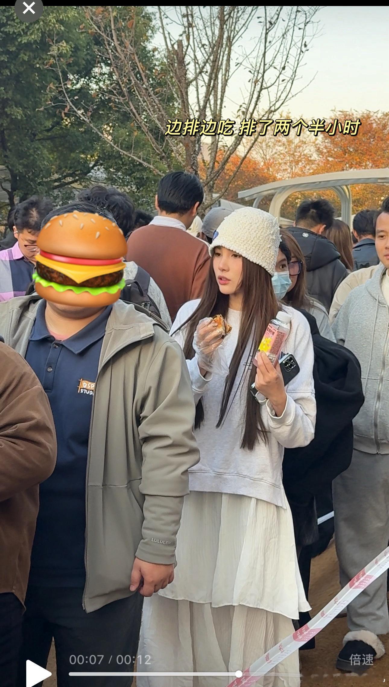 几个朋友一定要去汉堡节 人山人海的结果我排的那个汉堡摊位时间最久（2个半小时）吃