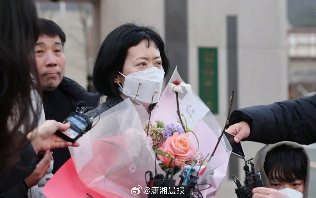 【#韩女子涉嫌下药弑父24年后改判无罪#】2000年3月，韩国发生了一起震惊全韩