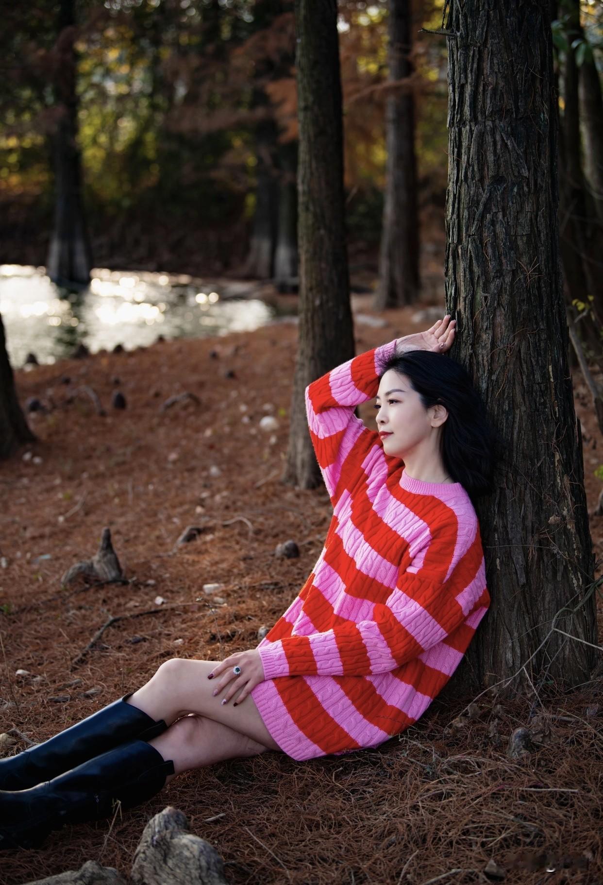 如何穿搭显得淑女一点秋日森林里的少女，红白条纹毛衣搭配黑色长靴，自然与时尚的完美