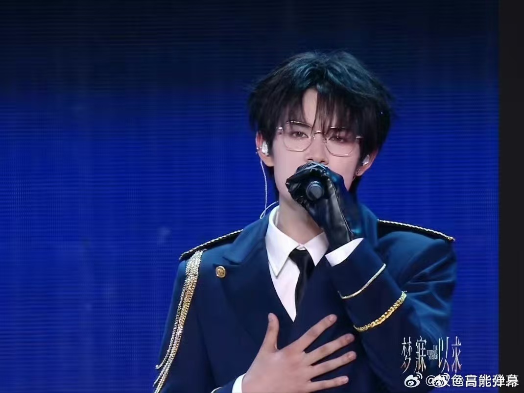 张极制服金丝眼镜张极穿民国制服唱春泥儒雅民国造型亮相，金丝眼镜氛围感，演唱春泥歌