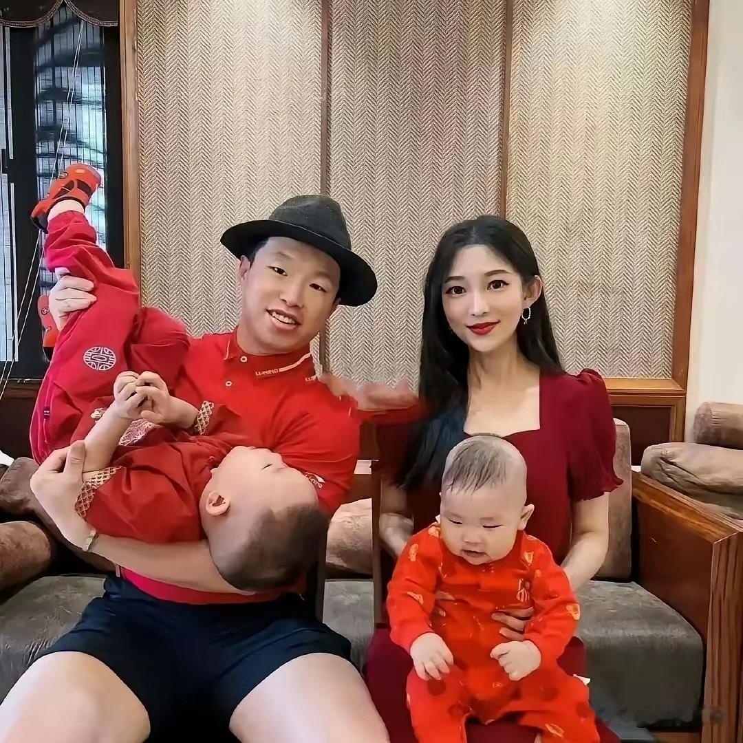 烧饼的基因真的强大，两个儿子和他很像，一看就是亲生的，烧饼现任德云社副总经理，同