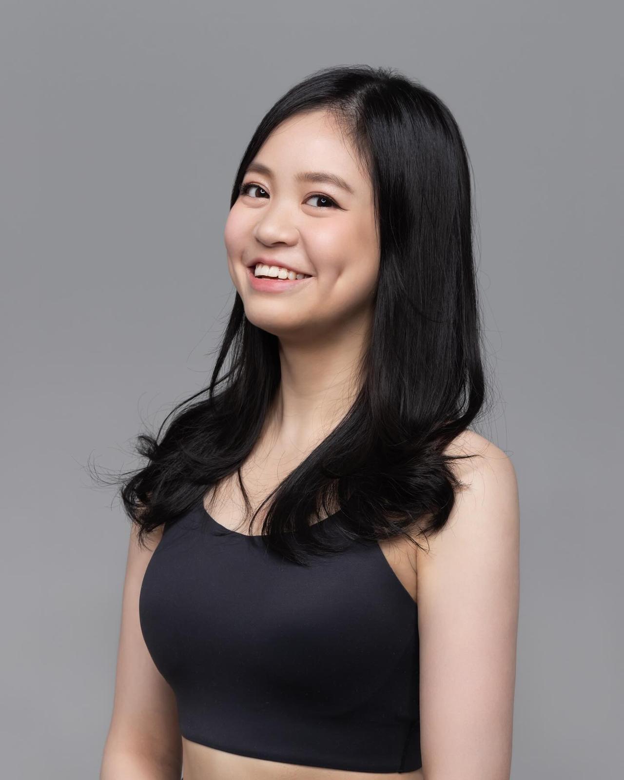 她是香港富豪刘銮雄和吕丽君的女儿，今年都已经21岁，长得跟爸爸很像，这孩子将来都